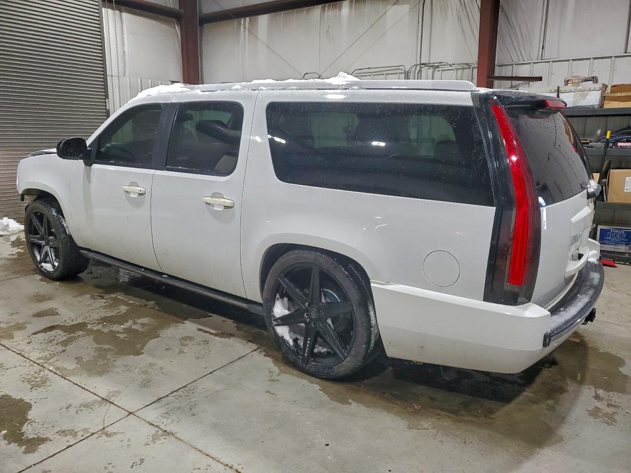 GMC Yukon Denali Image 11