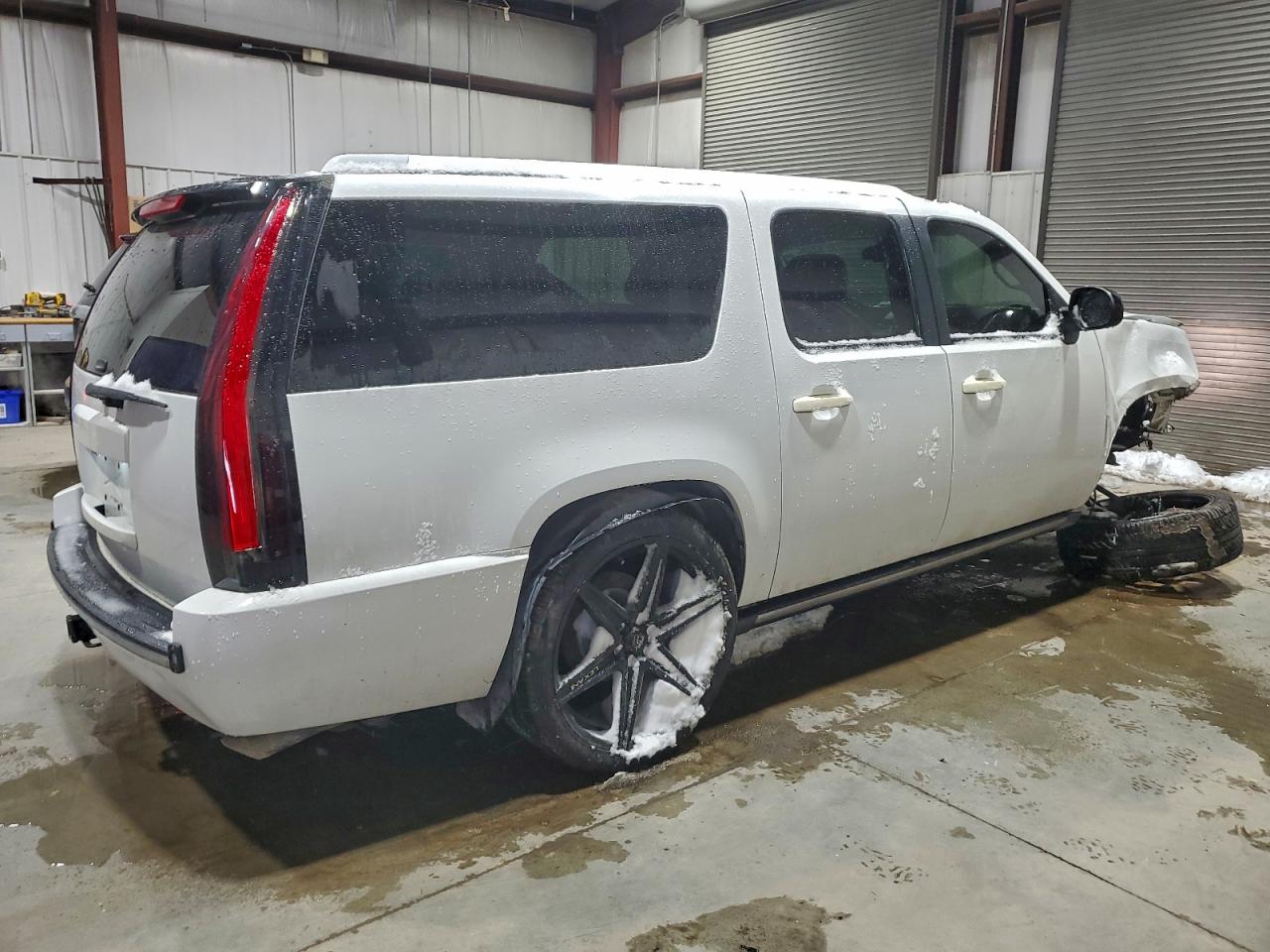GMC Yukon Denali Image 6