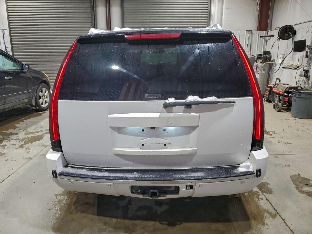 GMC Yukon Denali Image 5