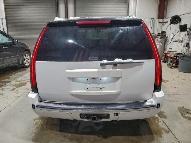 GMC Yukon Denali Image 5