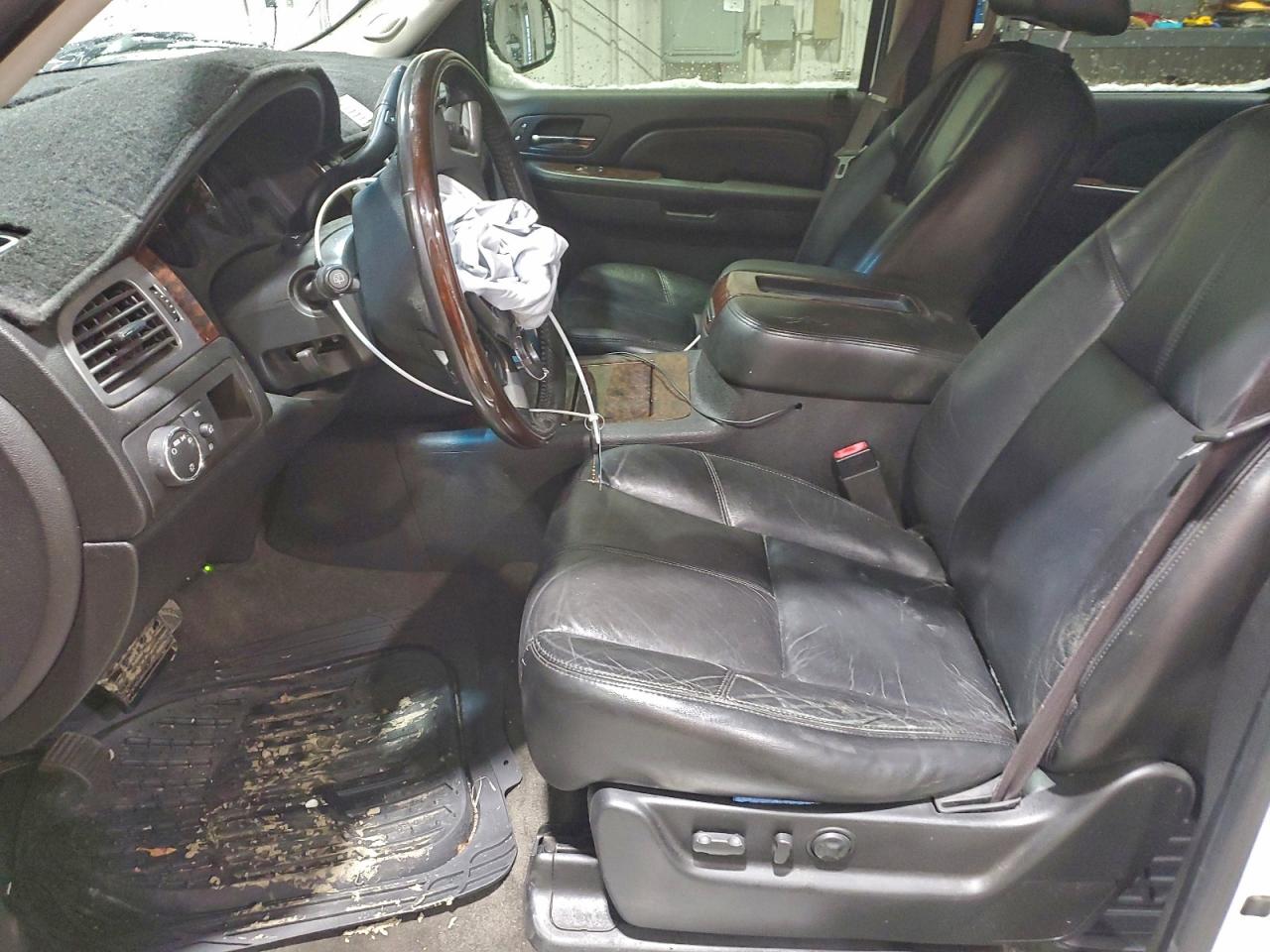 GMC Yukon Denali Image 7