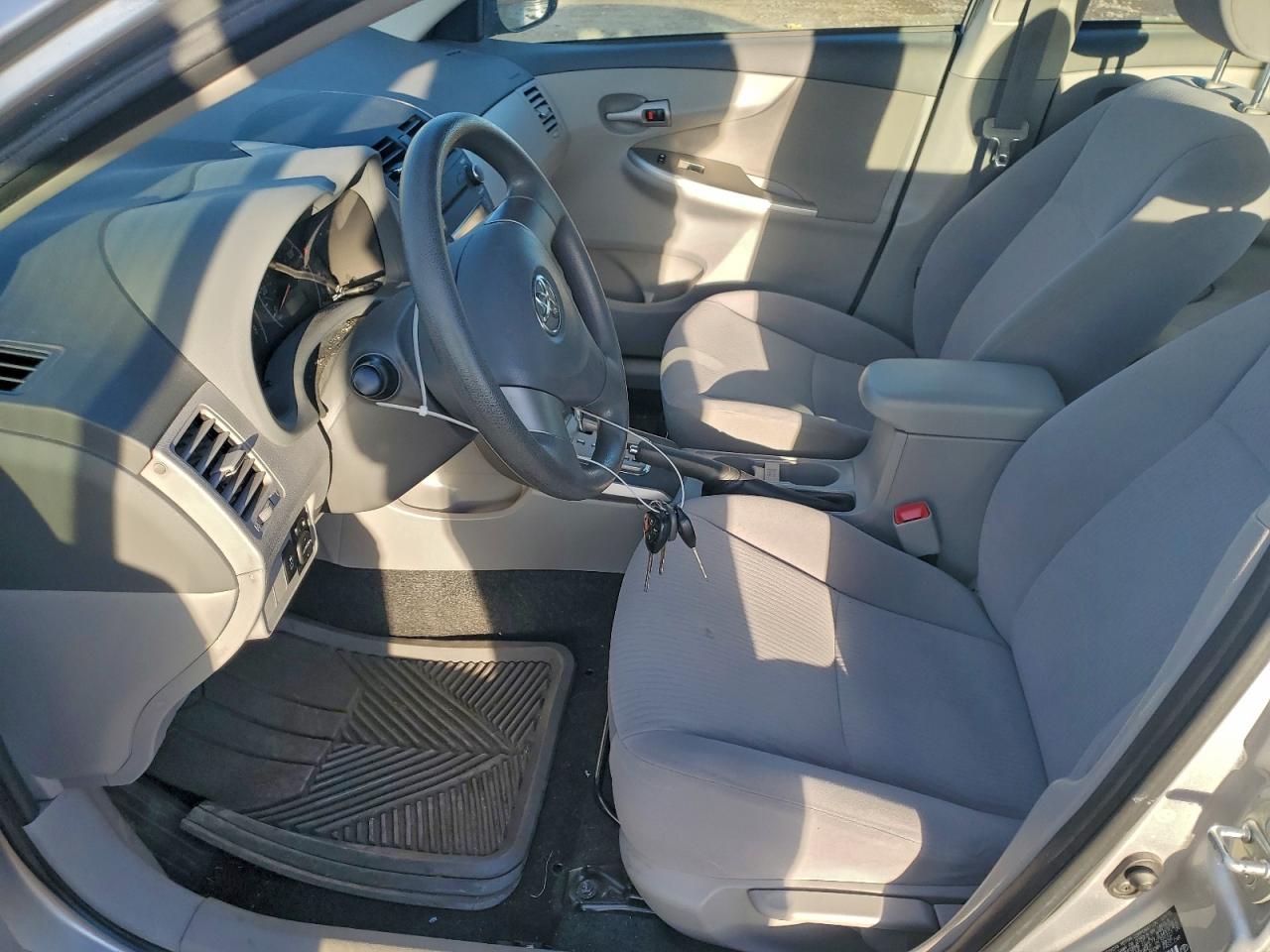 Toyota Corolla Base Image 3